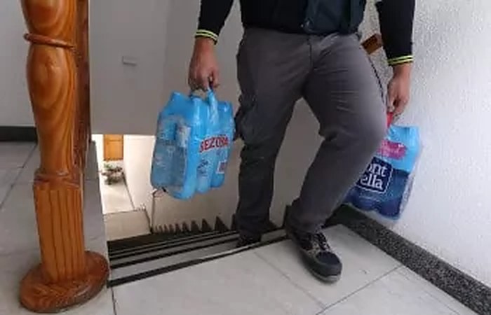 Personal de La Tienda del Agua entregando agua a domicilio