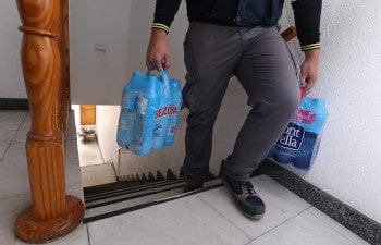 Subiendo agua a domicilio